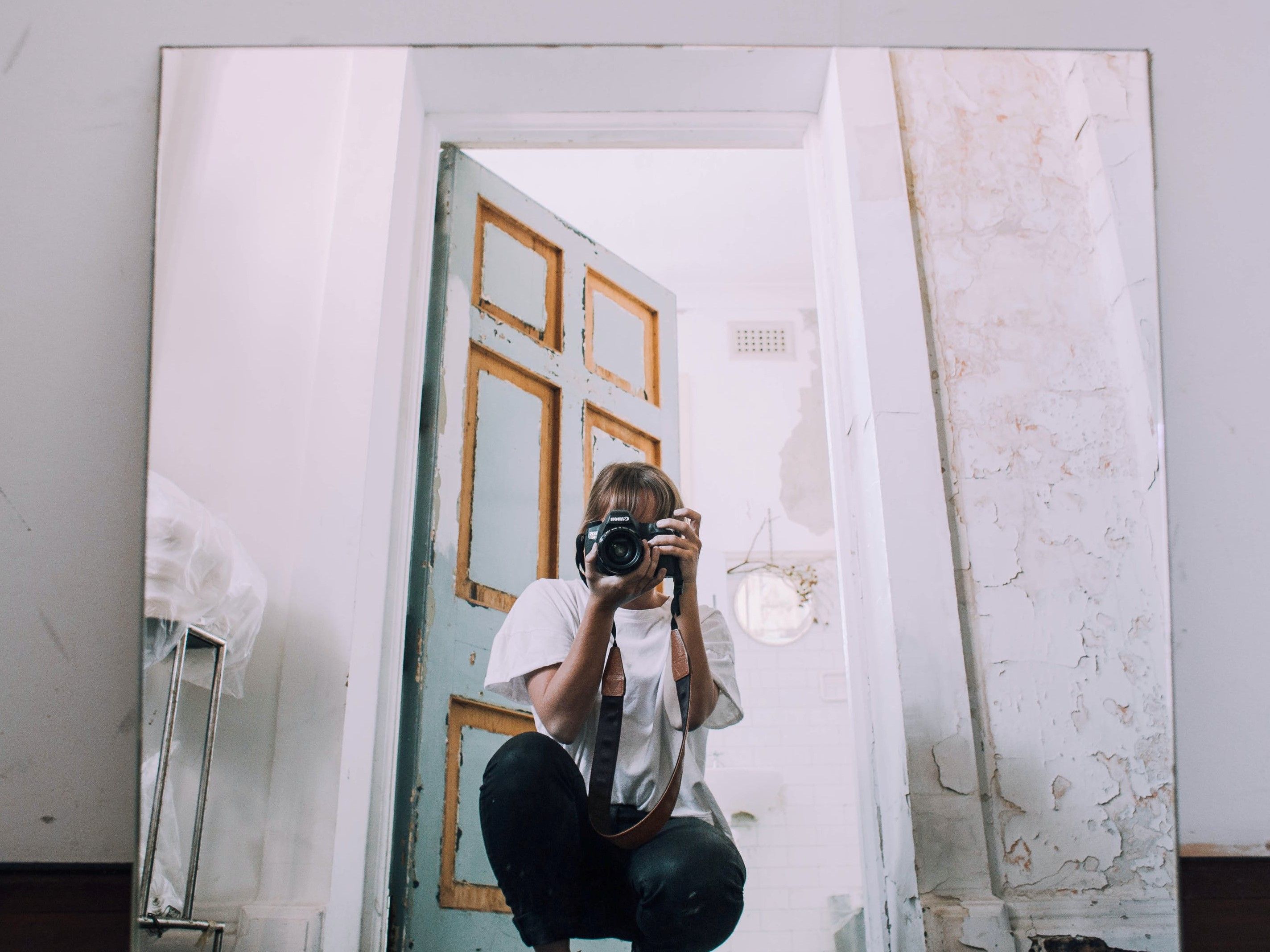person taking mirror selfie with camera - 6 pose per selfie allo specchio che devi provare