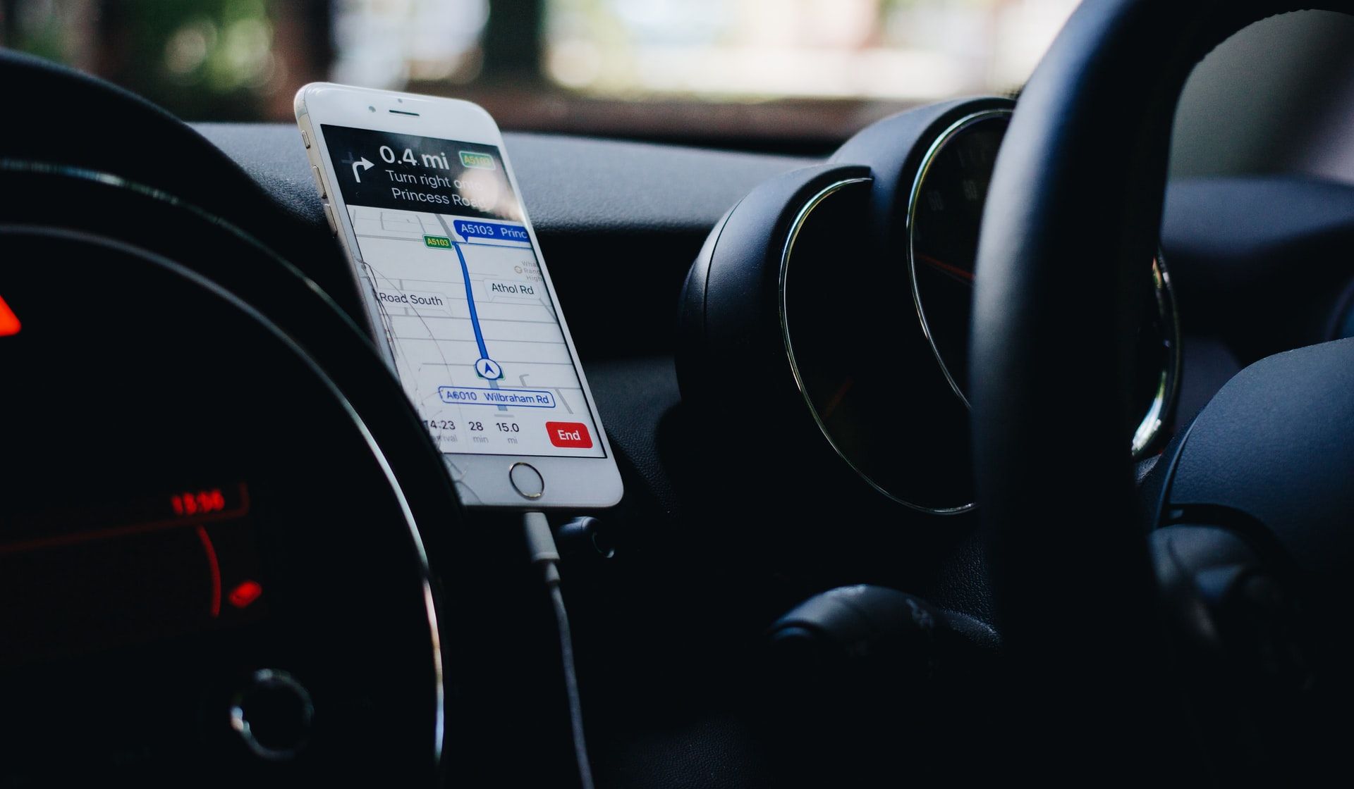 phone-navigation-in-car