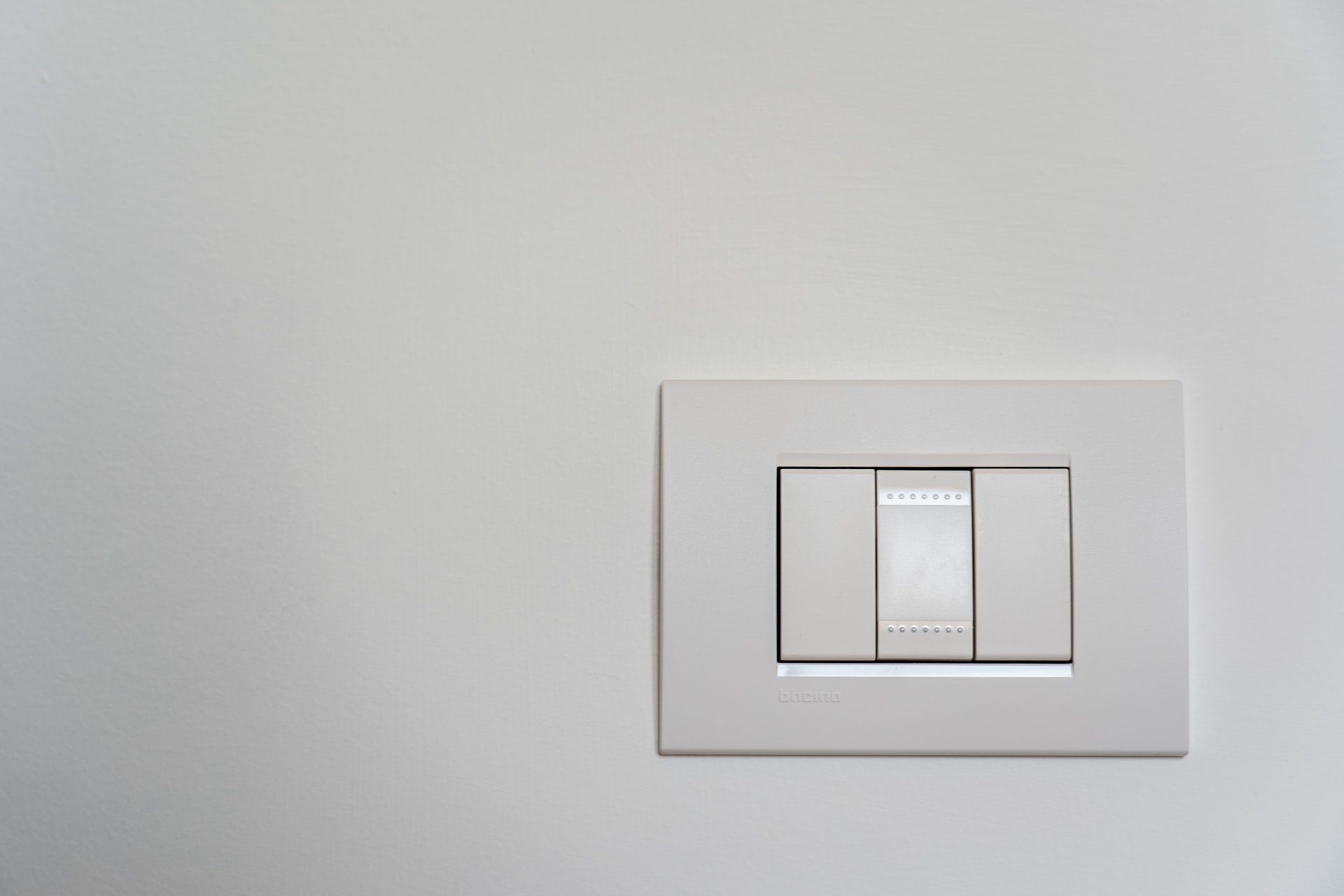 white light switch - Cosa sono gli Smart Switch a 3 vie (e perché ne hai bisogno)