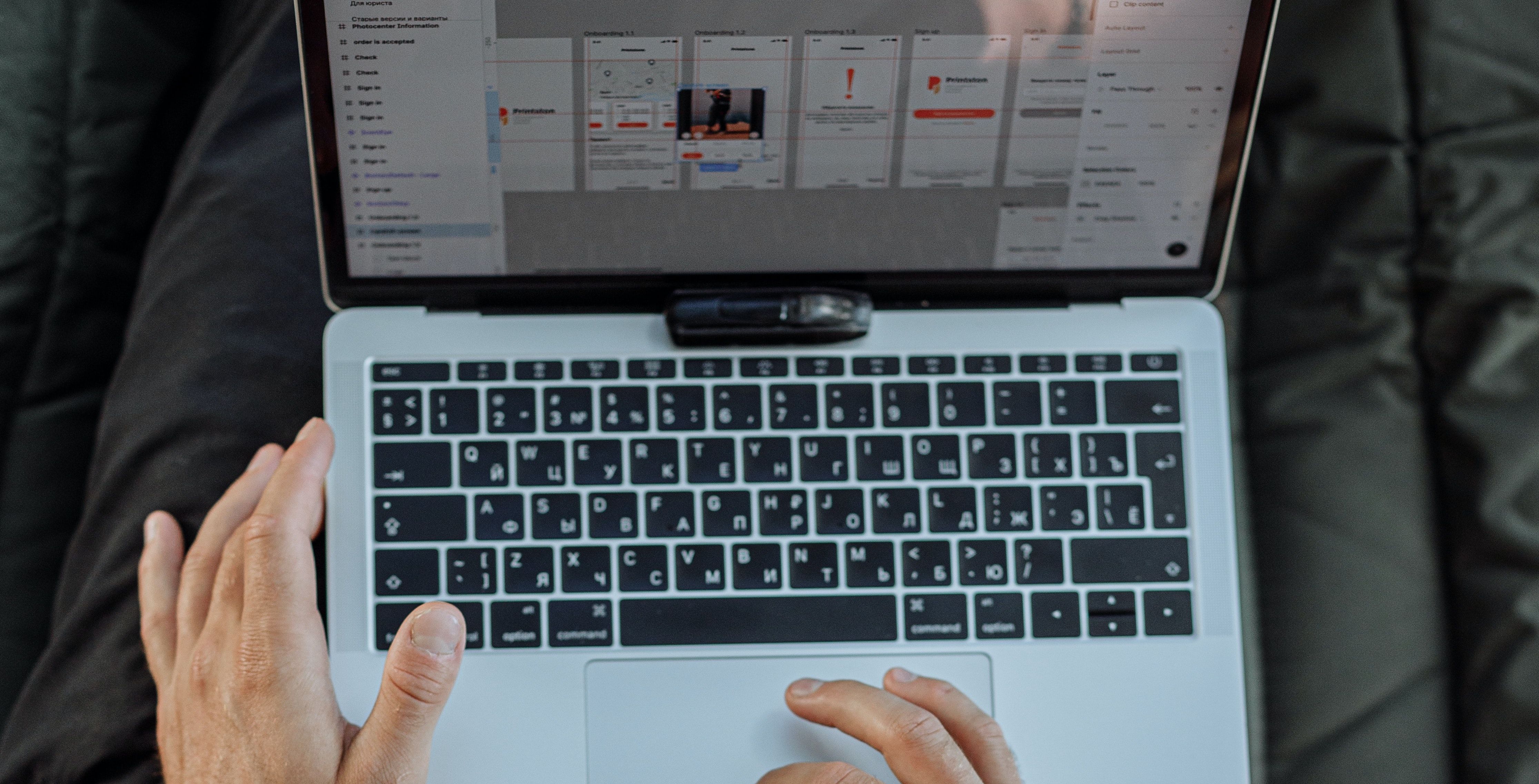 Una persona usa una MacBook y arrastra un elemento por la página a través de su trackpad