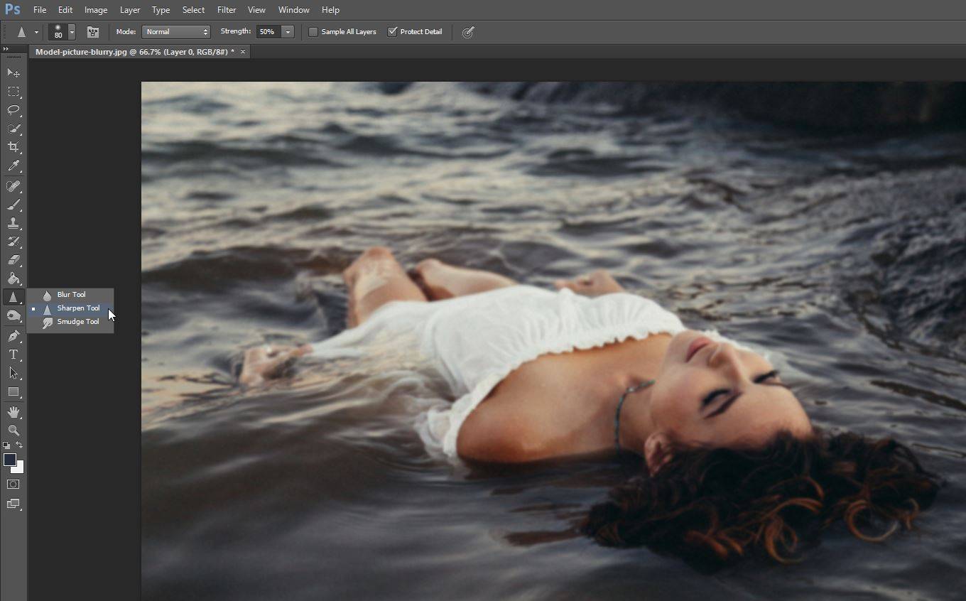 Photoshop à l'aide de l'outil d'affûtage