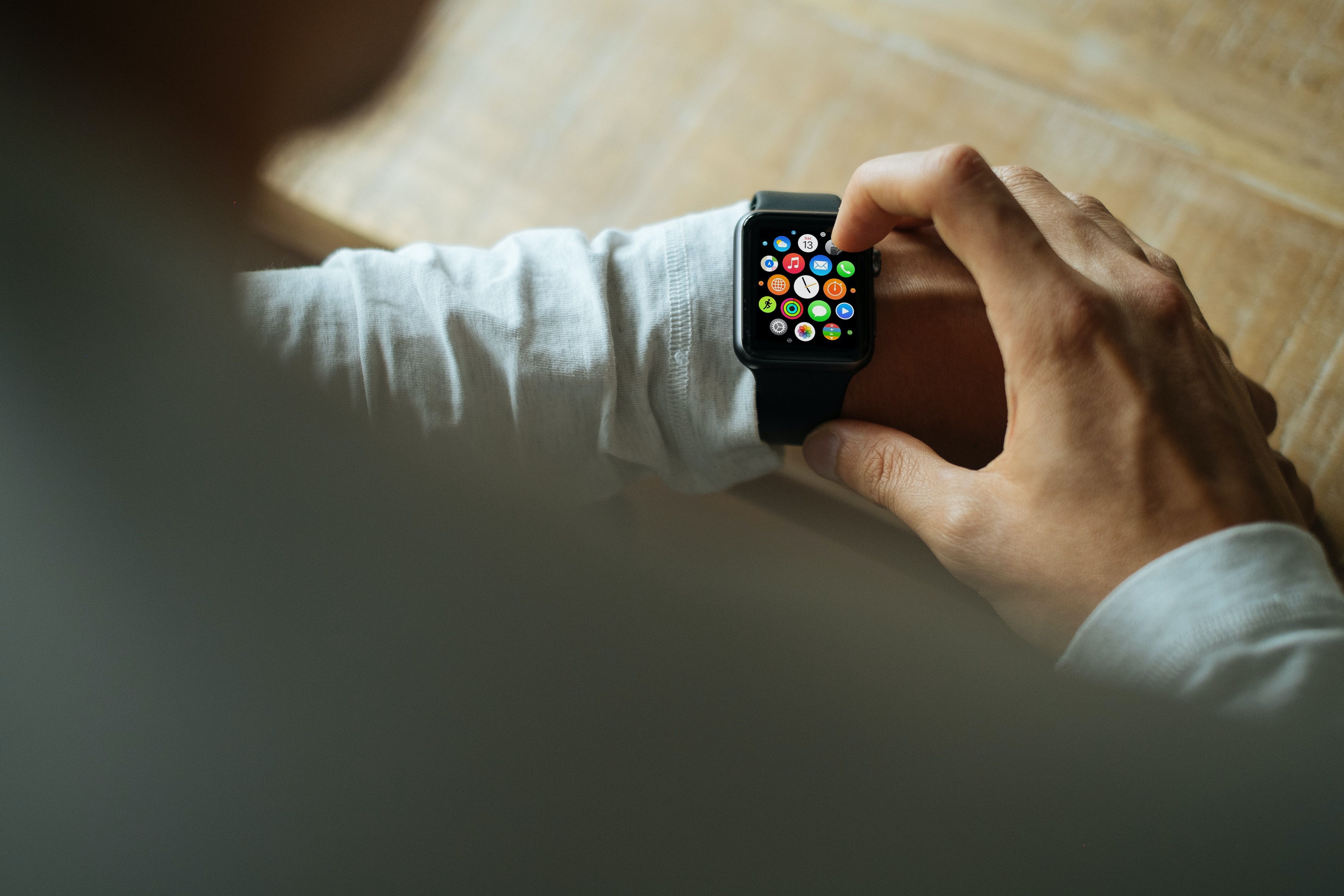 Using Apple Watch Indoors - Dovresti comprare un Apple Watch? 5 domande da porsi prima di farlo