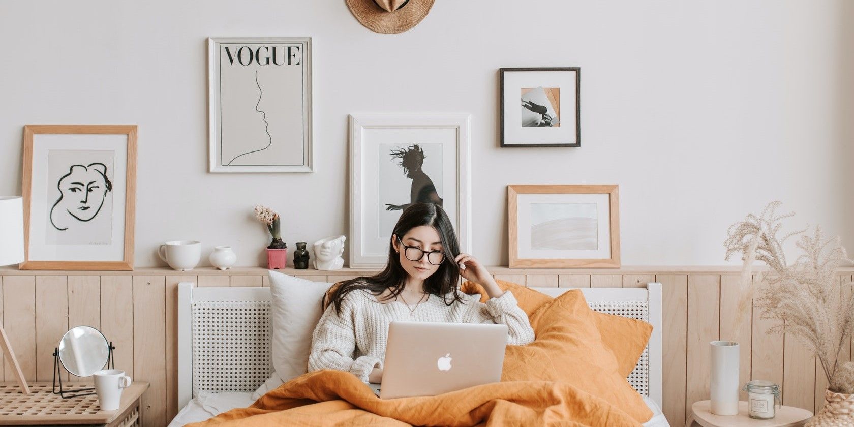 https://static1.makeuseofimages.com/wordpress/wp-content/uploads/2021/09/Woman-Relaxing-With-Laptop.jpg