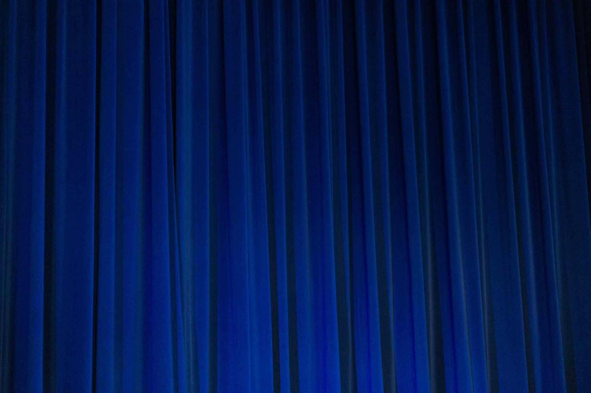 blue curtain backdrop - 6 idee per lo sfondo da provare per il tuo prossimo vlog