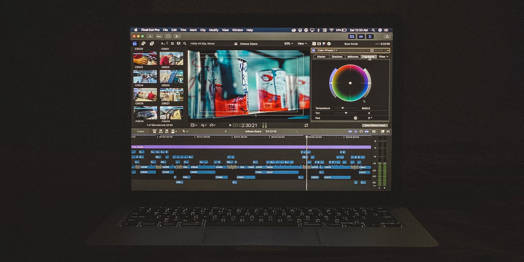color grading a scene on a laptop - Che cos’è la calibrazione del colore del monitor e perché è necessaria?