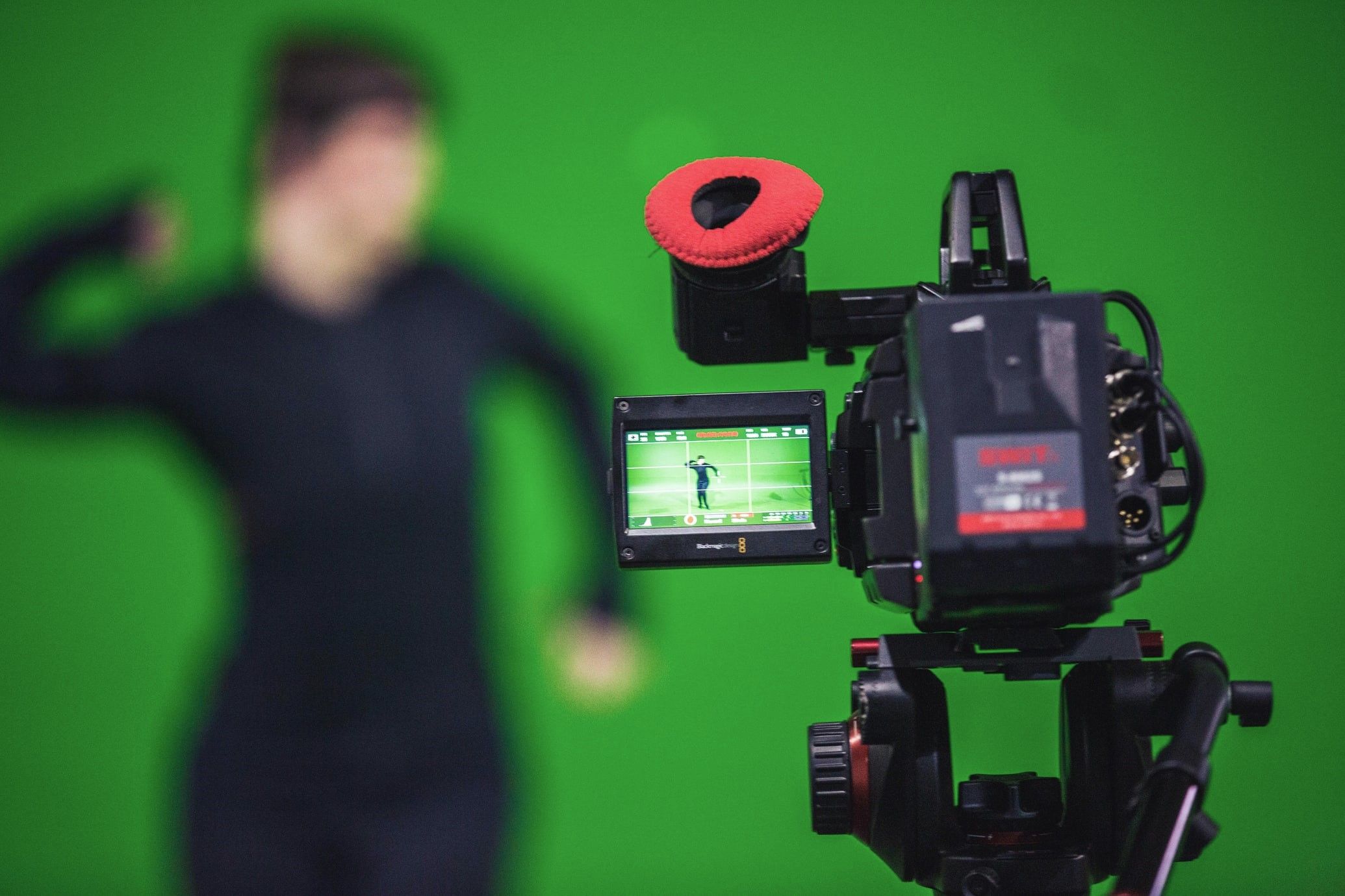 filming against green screen - 6 idee per lo sfondo da provare per il tuo prossimo vlog