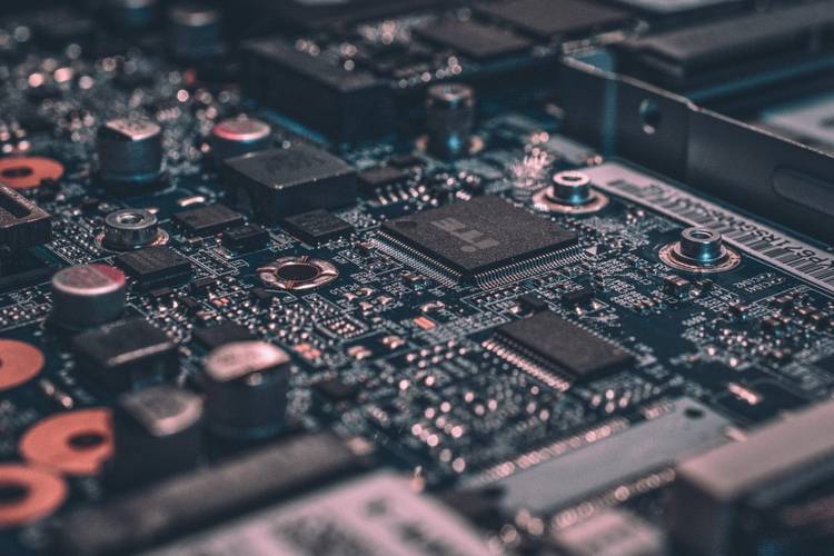 نحوه کار کامپیوتر و آشنایی با اجزای درونی کامپیوتر 3 hardware components of a computer.jpg?q=50&fit=crop&w=750&dpr=1 -