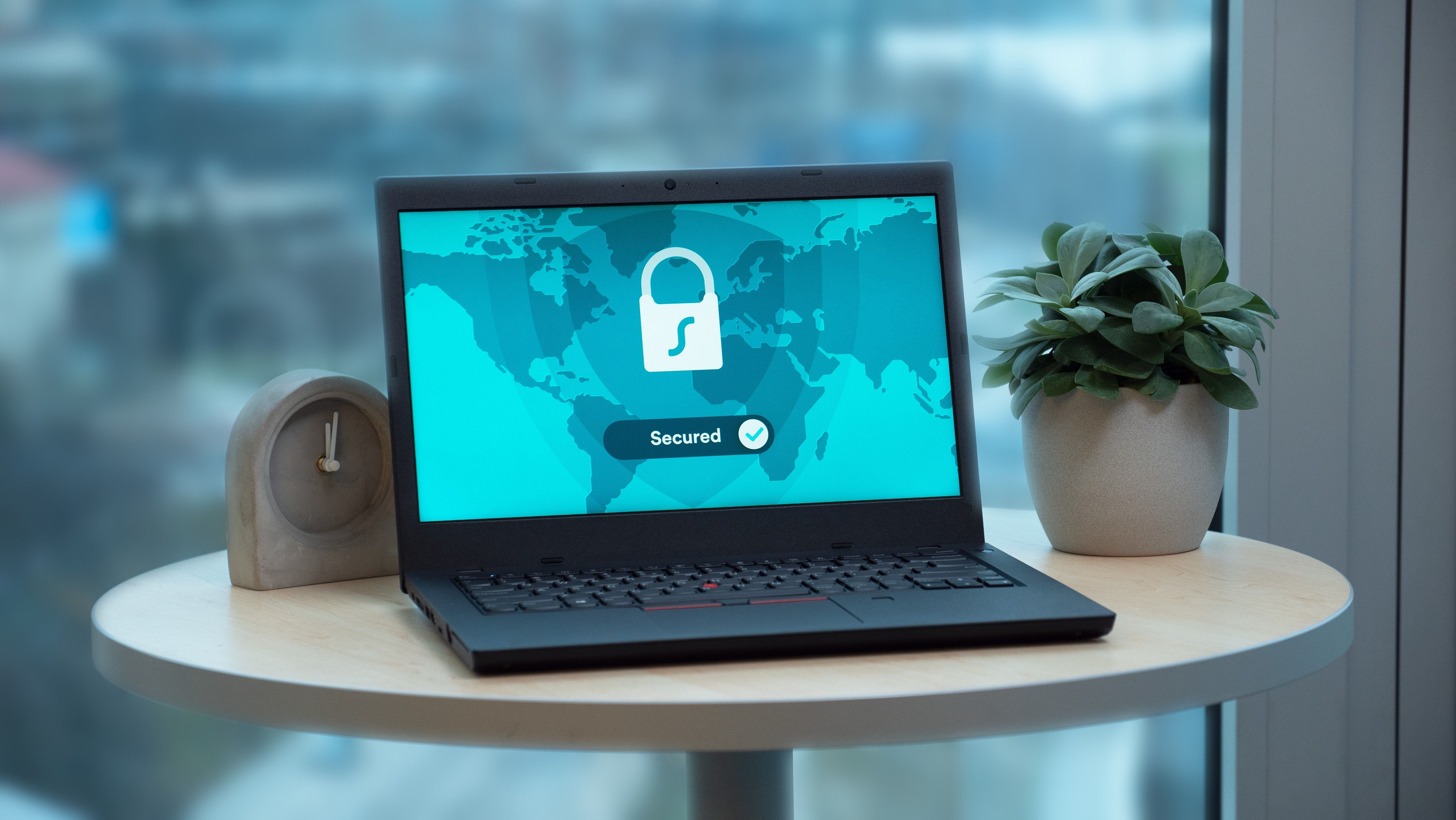 laptop with security symbol - Come utilizzare OneDrive per i compiti scolastici