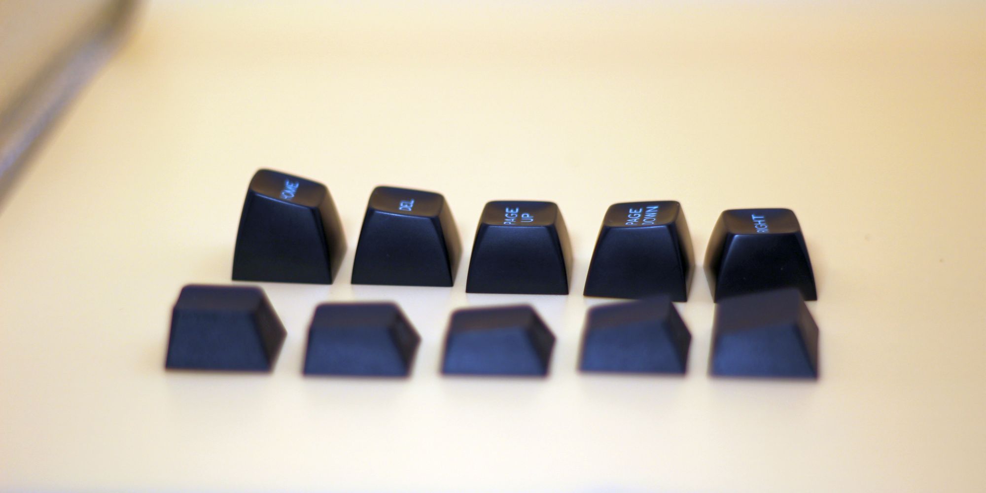melgeek-mojo68-wireless-bluetooth-mechcanical-keyboard-review-keycaps-compared-side-02