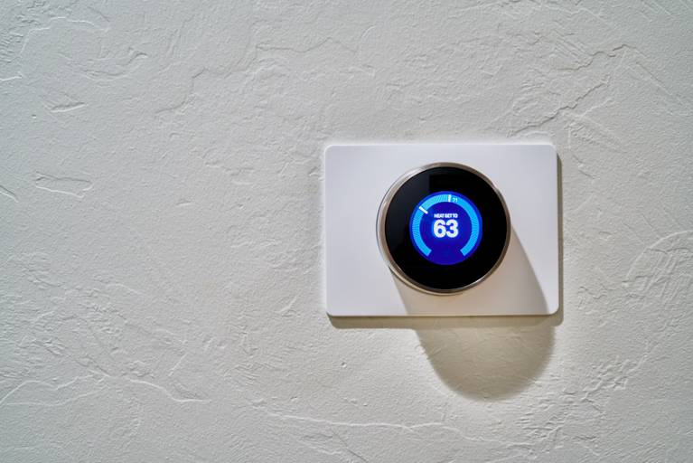 Cara Menghemat Energi di Rumah termostat di dinding