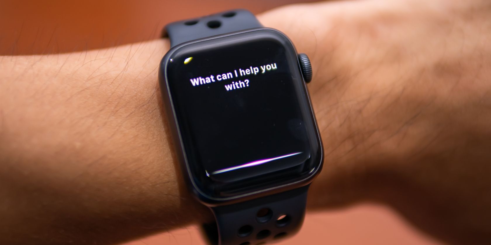 Siri di Apple Watch menunggu perintah pengguna