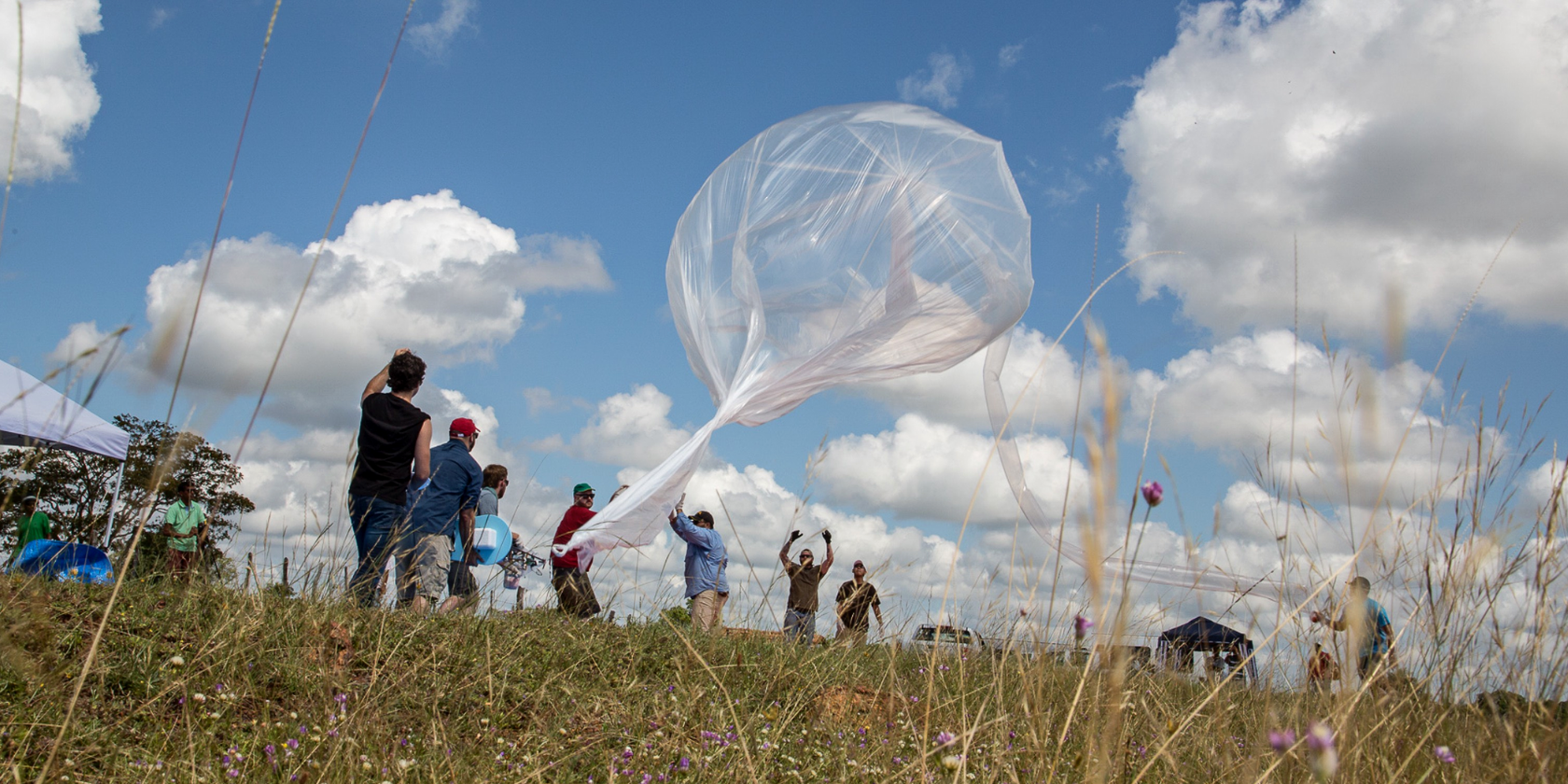 Loon-team-launching-balloon