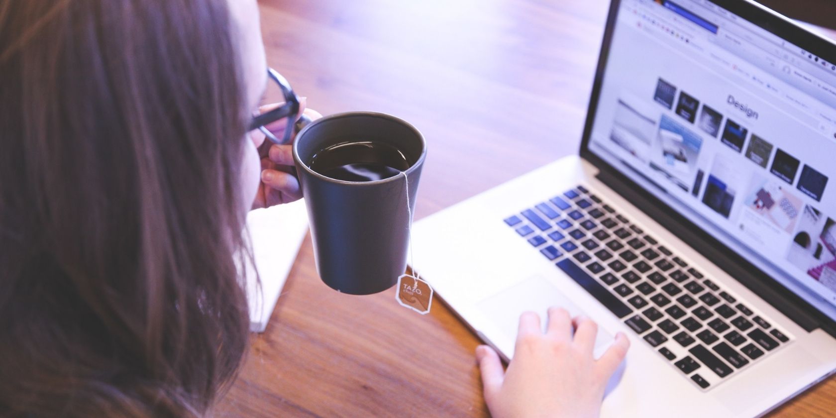 Person browsing the web with a Mac