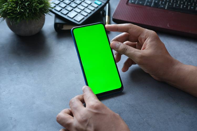 ۴ نرم افزار برای ادیت صفحه سبز برای گوشیهای هوشمند شما 2 green screen on smartphone.jpeg?q=50&fit=crop&w=750&dpr=1 -