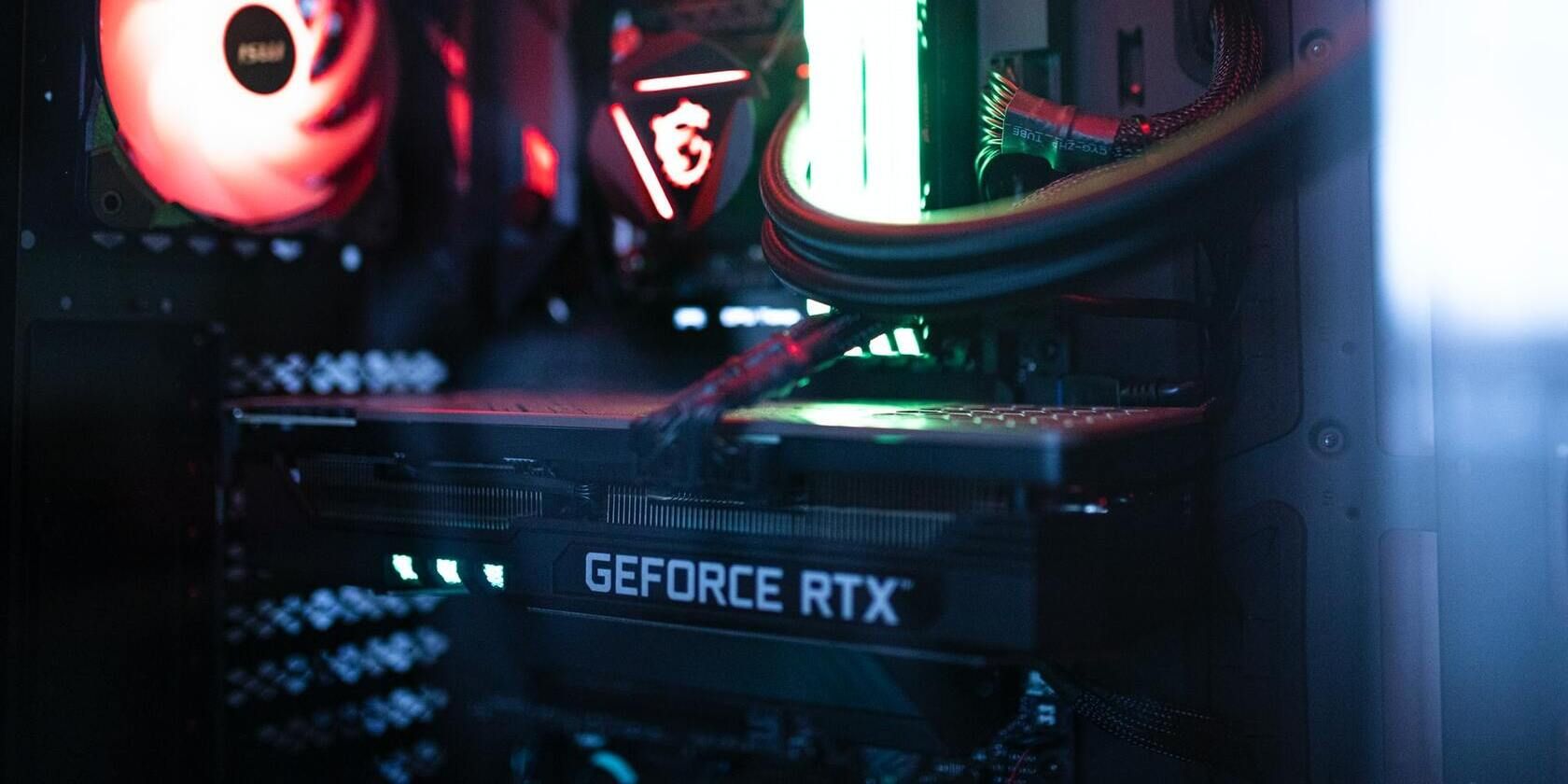 GPU RTX được gắn vào bo mạch chủ.