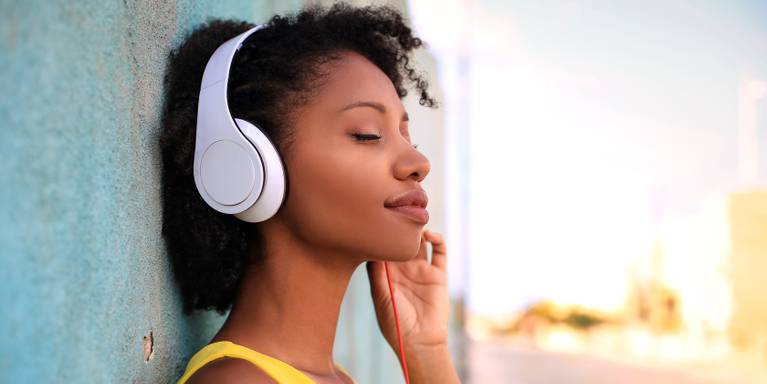 Seseorang mendengarkan musik Apple Music Gratis di shazam