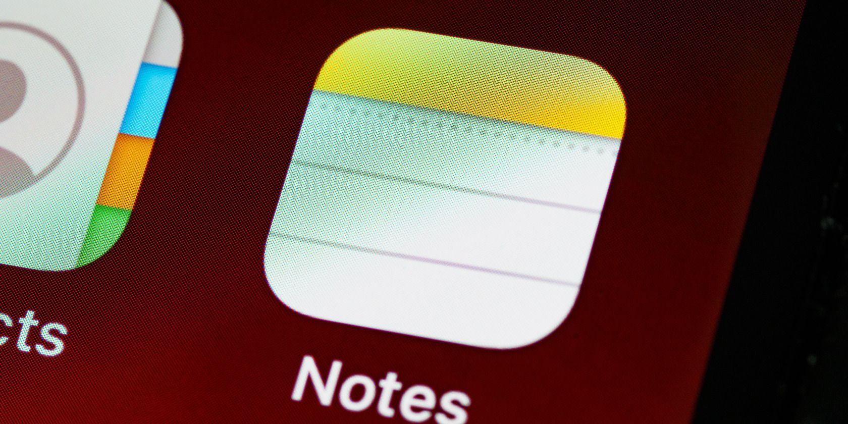 Apple Notes app logo on iPhone Home Screen.