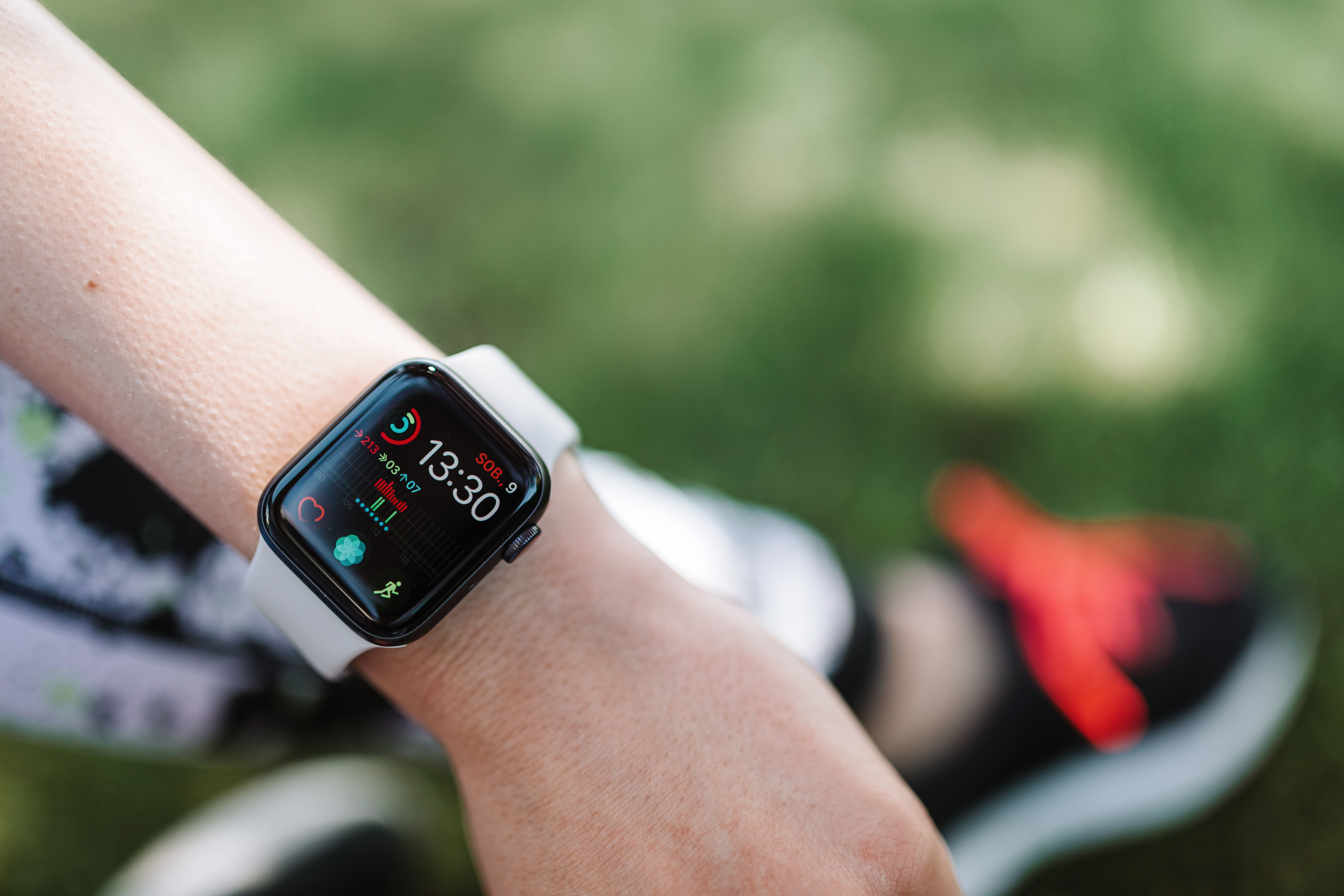 Photo of a runner using their Apple Watch