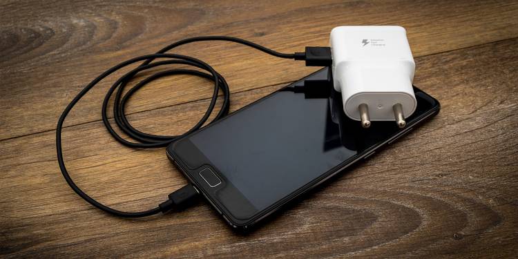 6 ضعف در گوشیهای پرچمدار 3 a smartphone, charger, and cable.jpg?q=50&fit=crop&w=750&dpr=1 -