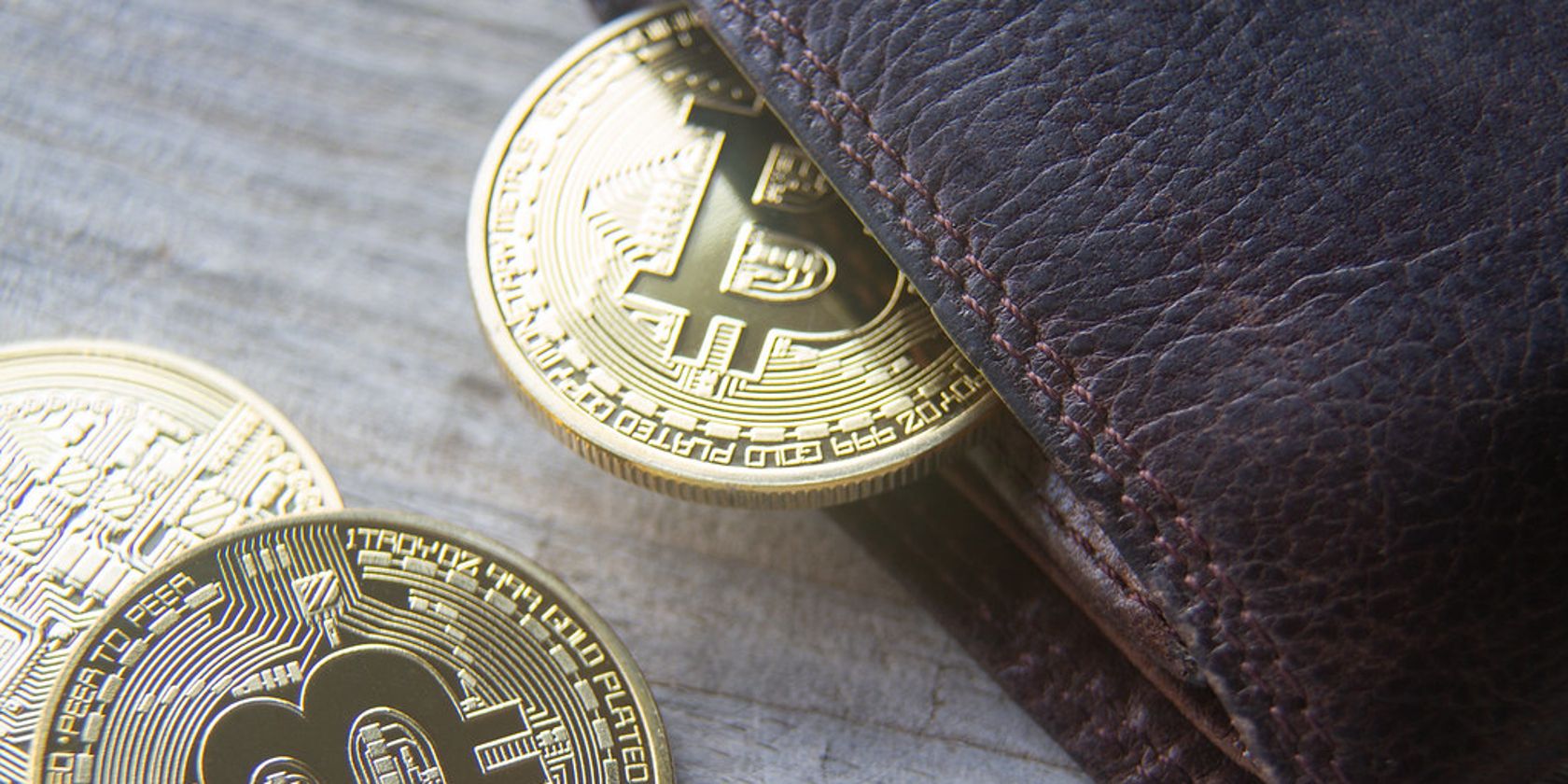 bitcoin de criptomoeda ao lado da carteira