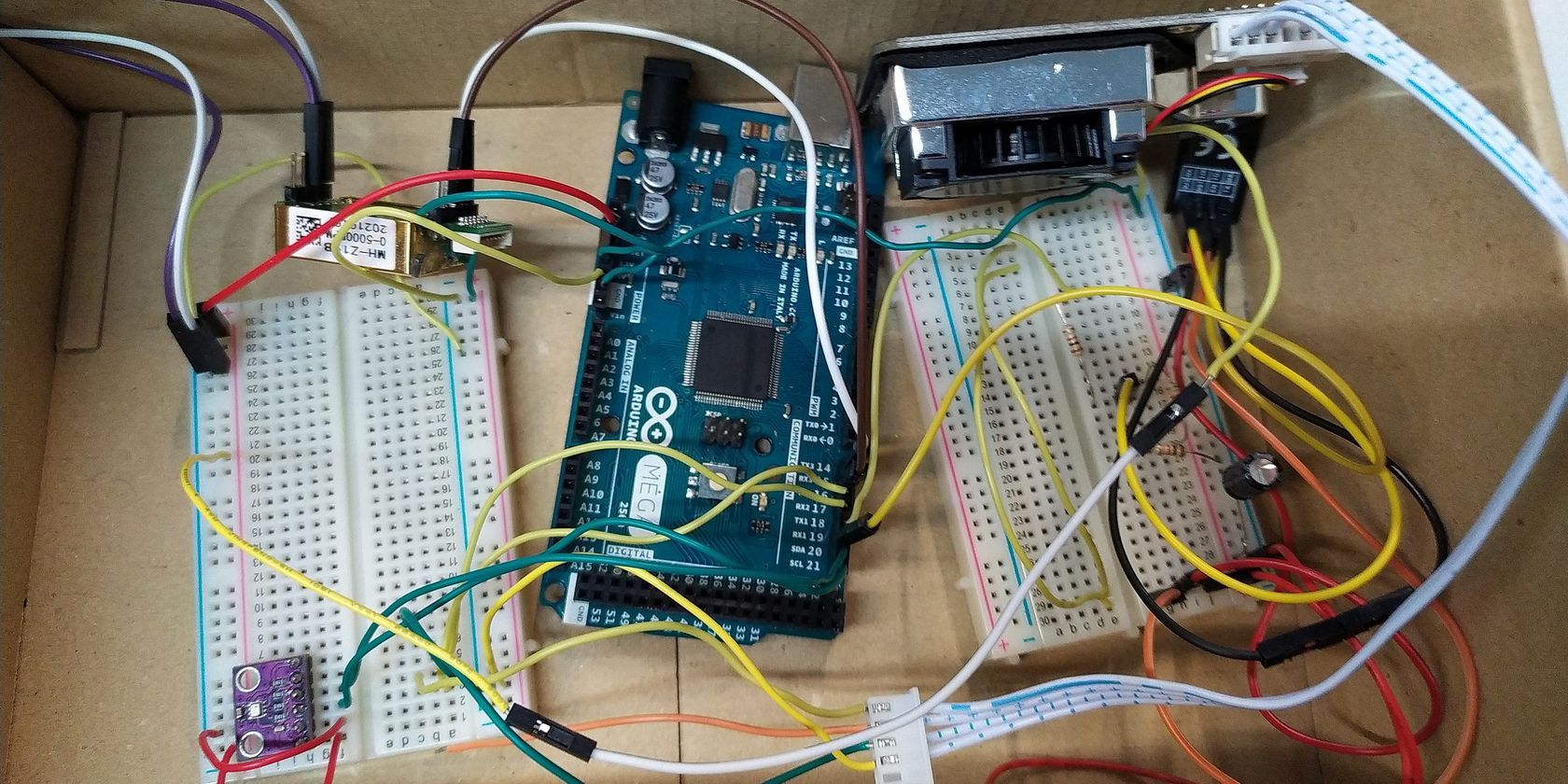 Arduino microprocessor connected to modules