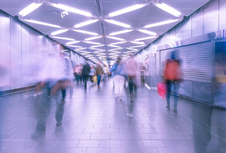 افکت موشن بلر (Motion Blur) در ادیت فیلم چیست و چرا باید از آن استفاده کرد؟ 3 motion blur people walking.jpeg?q=50&fit=crop&w=750&dpr=1 -