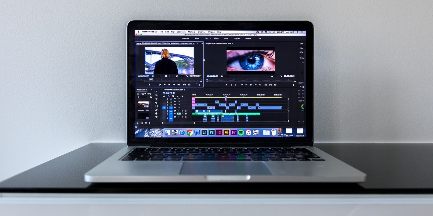 Premiere Pro terbuka di MacBook