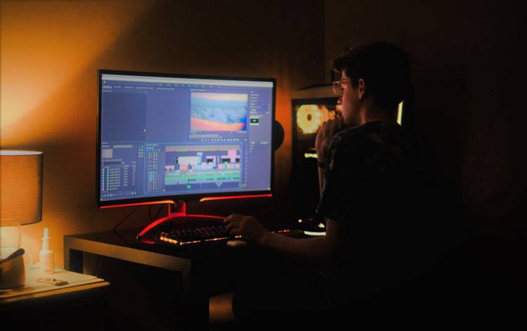 افکت موشن بلر (Motion Blur) در ادیت فیلم چیست و چرا باید از آن استفاده کرد؟ 2 video editor working at desk.jpeg?q=50&fit=crop&w=750&dpr=1 -