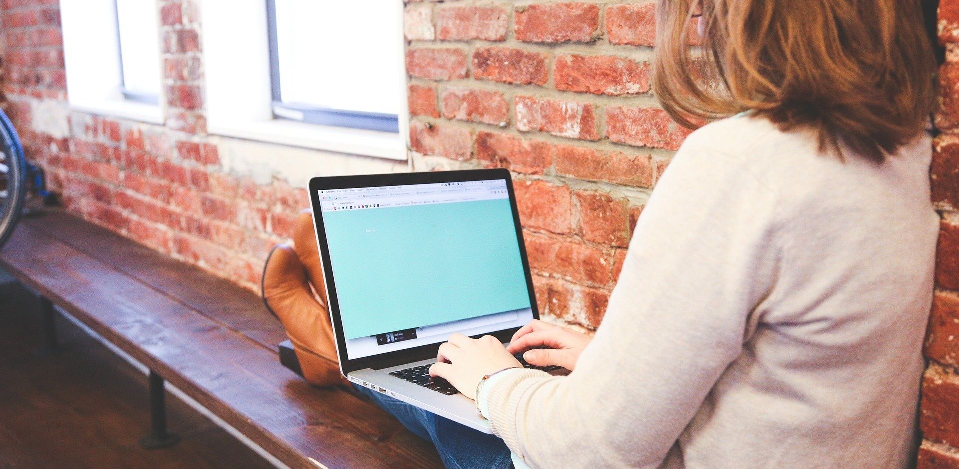 người phụ nữ sử dụng máy tính xách tay