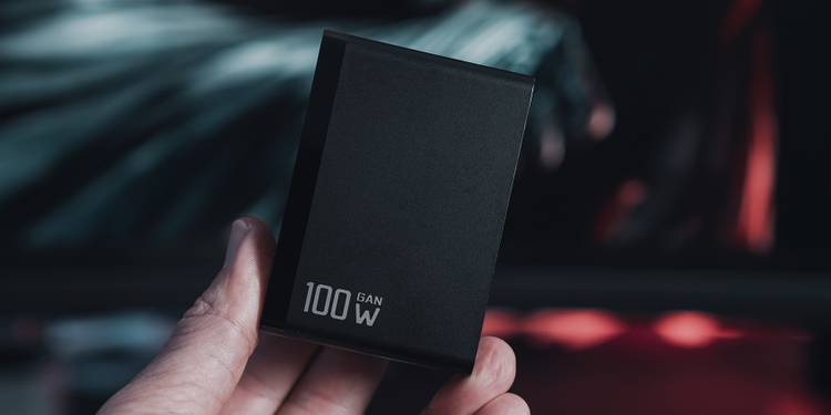 چرا دیگر خبری از گوشیها با باتری قابل تعویض (پرتابل) نیست؟ 3 100W GaN fast charger.jpg?q=50&fit=crop&w=750&dpr=1 -