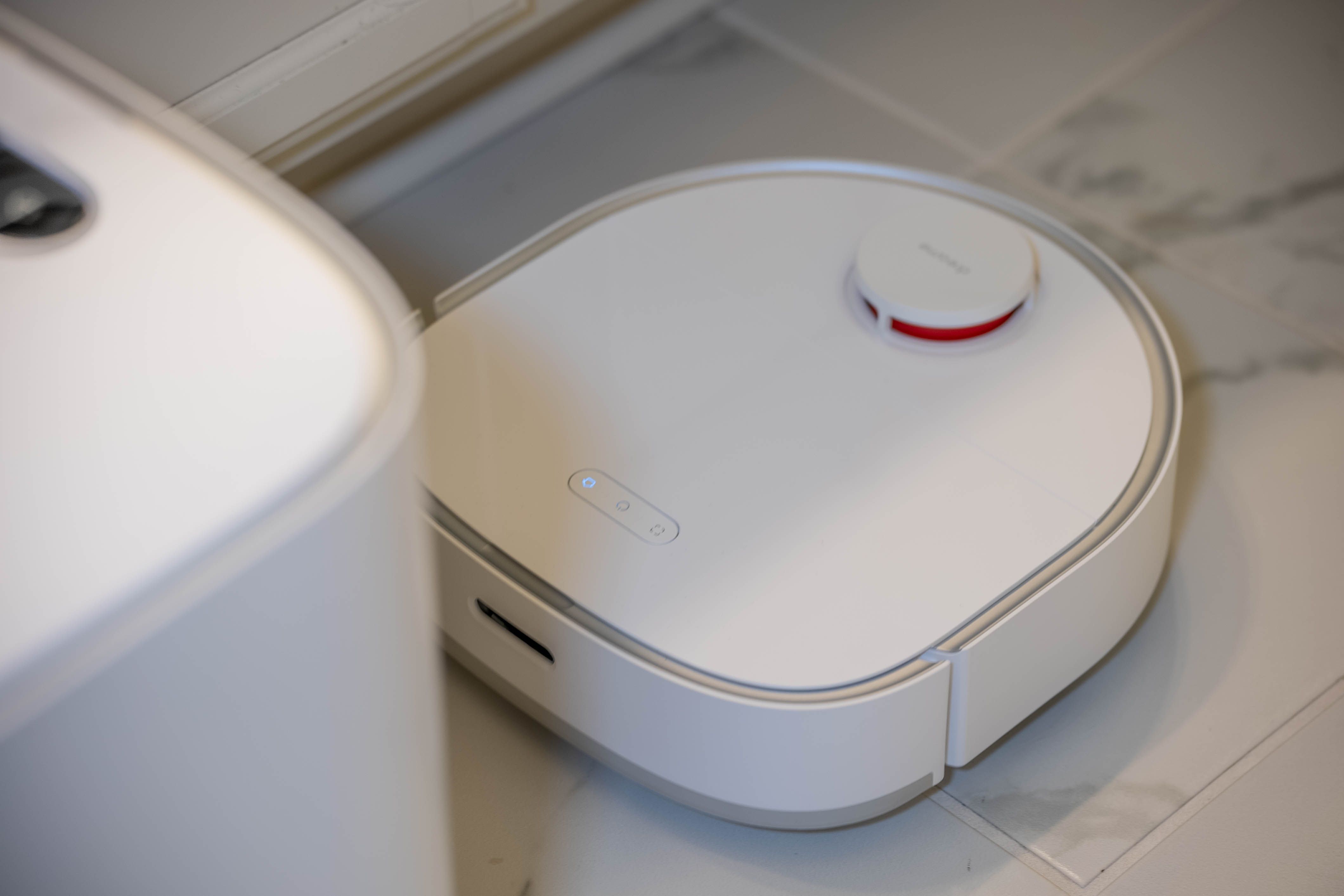Dreametech W10 Robot Vacuum The Mop Washes and Dries Itself, But