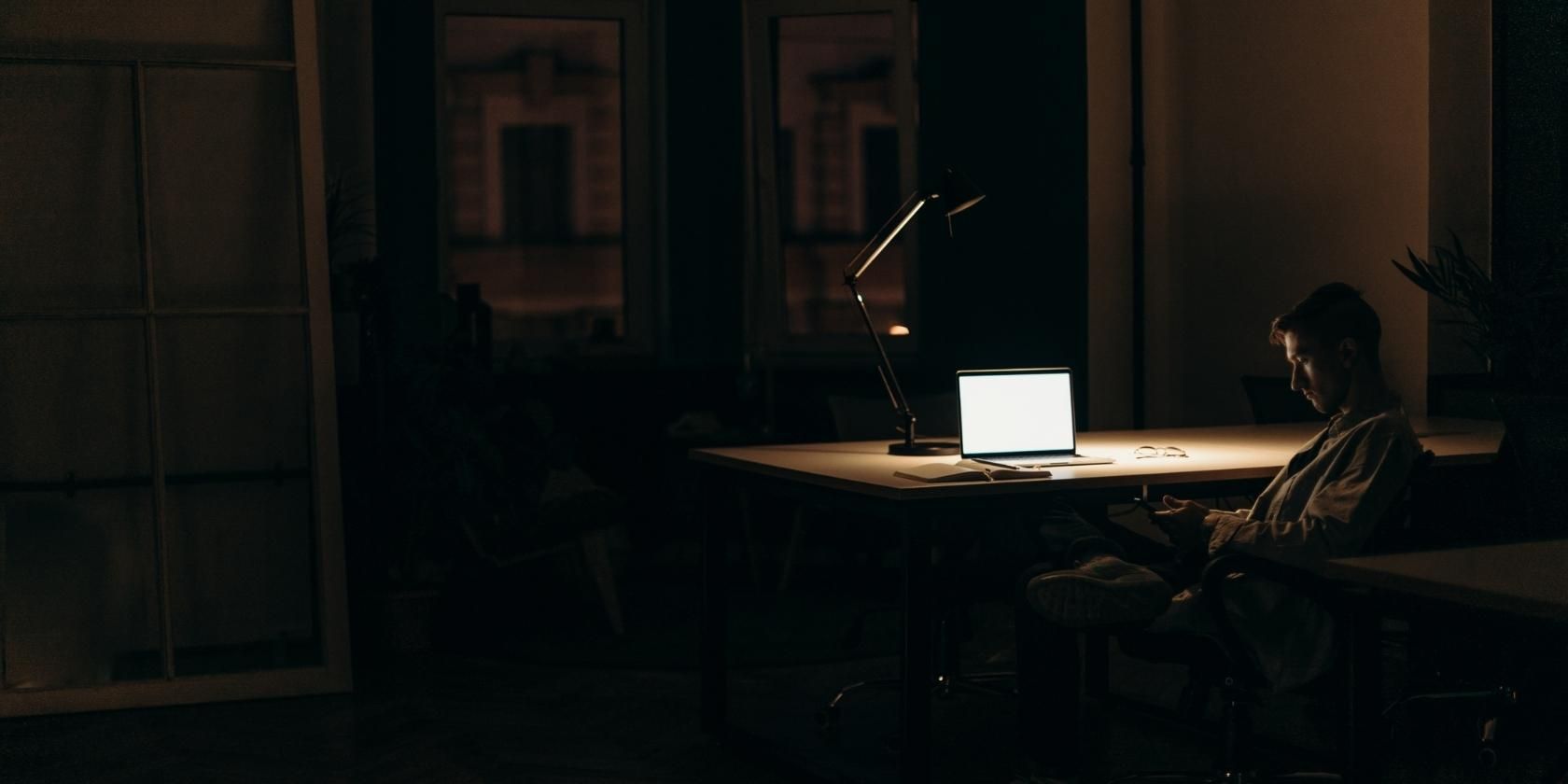 Person in front of a Mac in the night