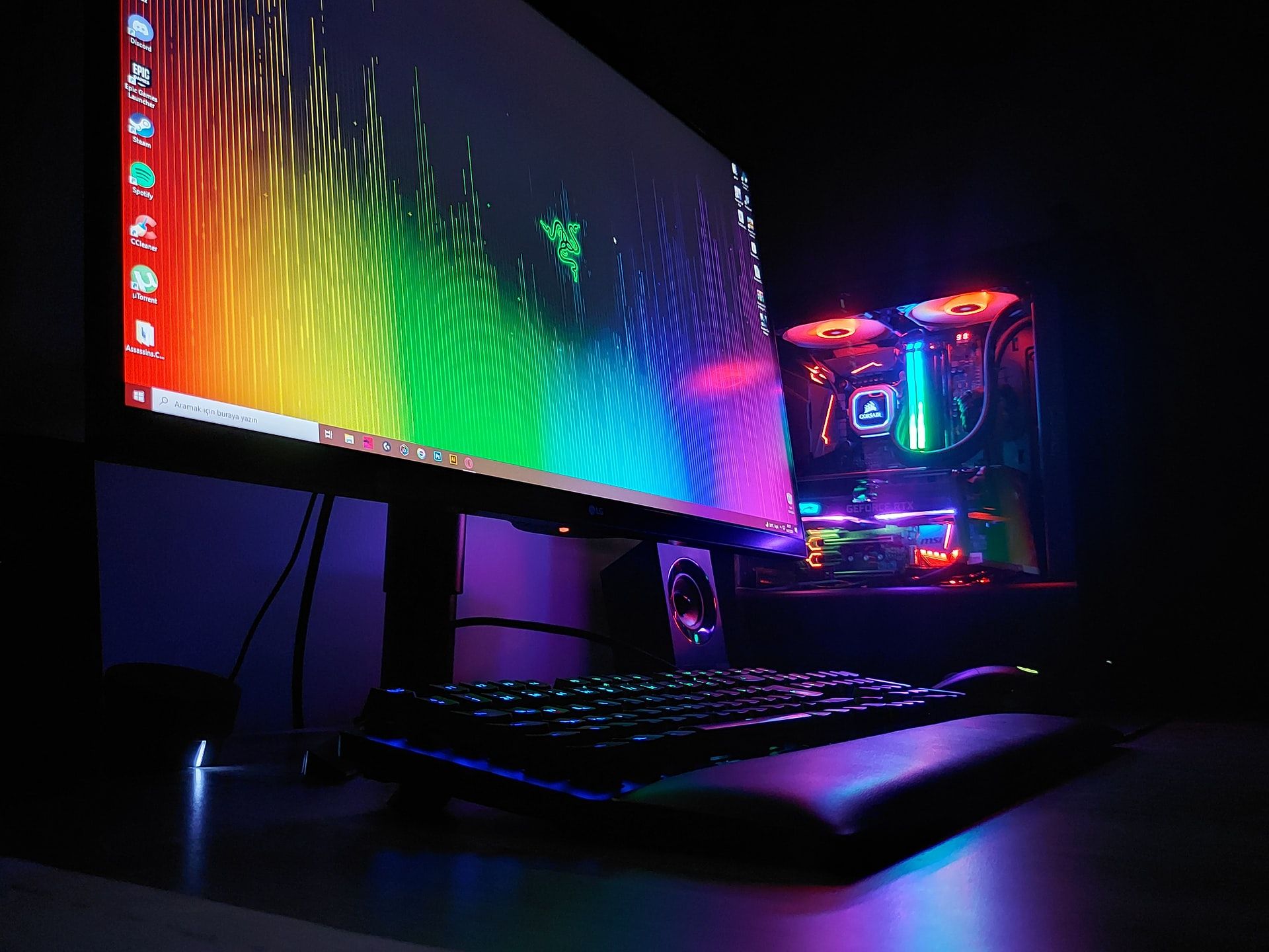 pc monitor with razer logo and gaming pc with rgb