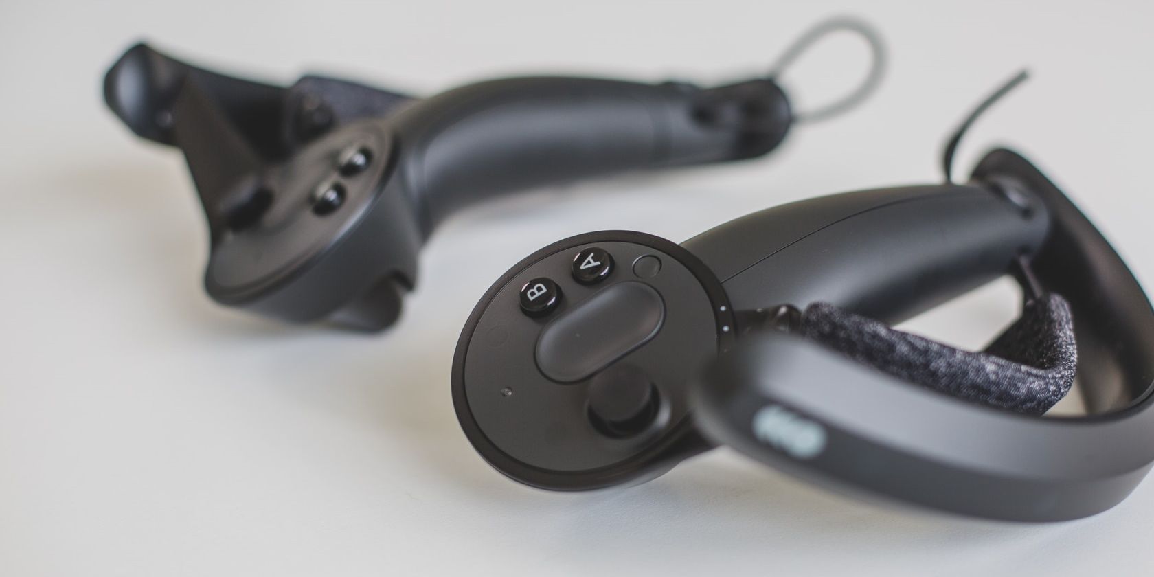 closeup of the valve index knuckle strap controllers 