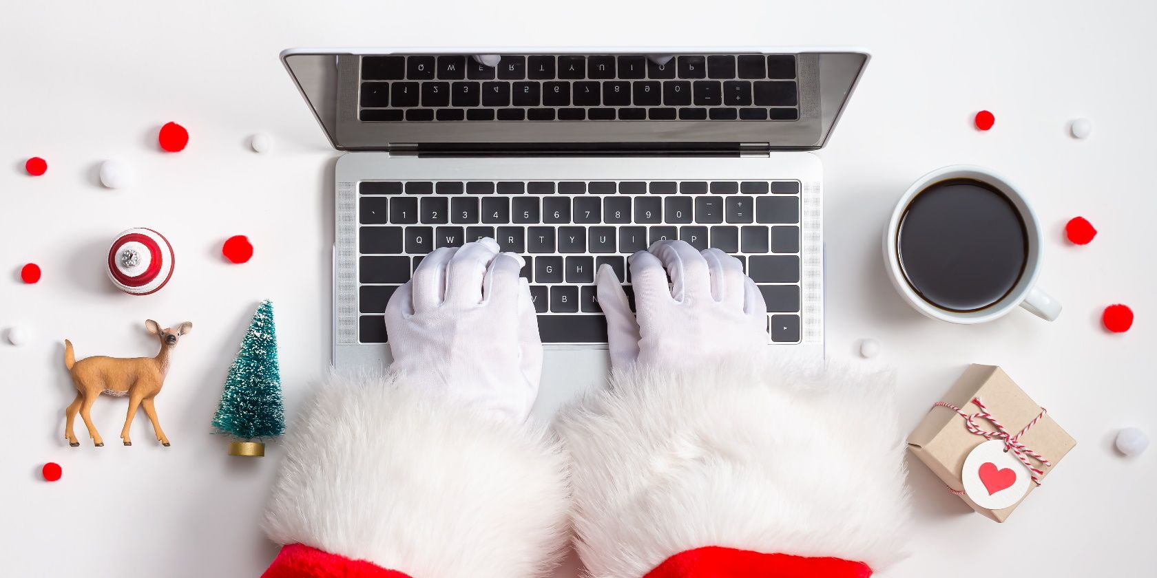 Tema Natal dengan komputer laptop dan ornamen xmas dari atas