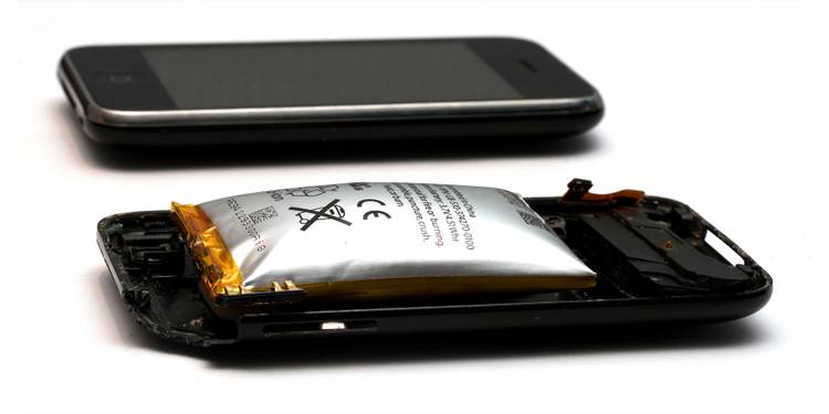 چرا دیگر خبری از گوشیها با باتری قابل تعویض (پرتابل) نیست؟ 7 bloated iPhone battery.jpg?q=50&fit=crop&w=750&dpr=1 -