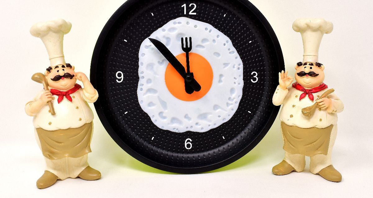 egg clock with two chef figurines