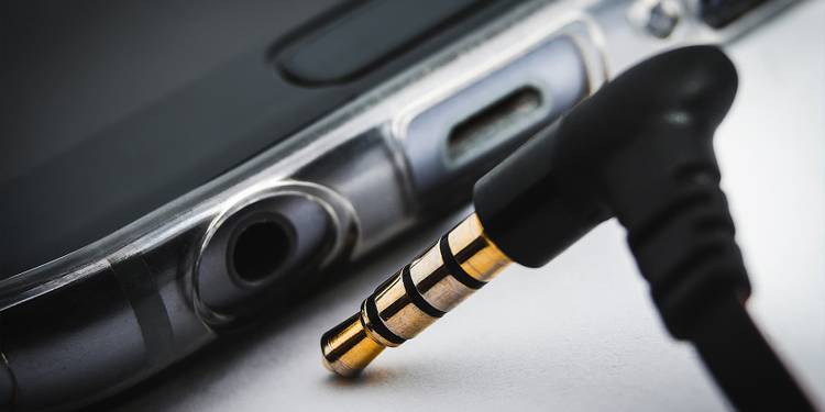 6 ضعف در گوشیهای پرچمدار 2 3 5mm jack for smartphone.jpg?q=50&fit=crop&w=750&dpr=1 -