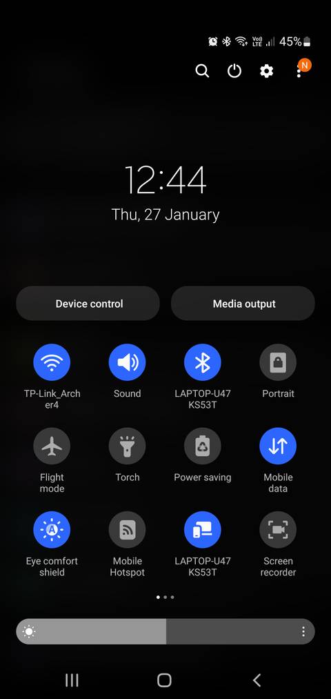 آیا روشنایی نور صفحه در گوشی اندروید شما به صورت خودکار کار نمیکند؟ 2 adaptive brightness notification panel.jpg?q=50&fit=crop&w=480&dpr=1 -