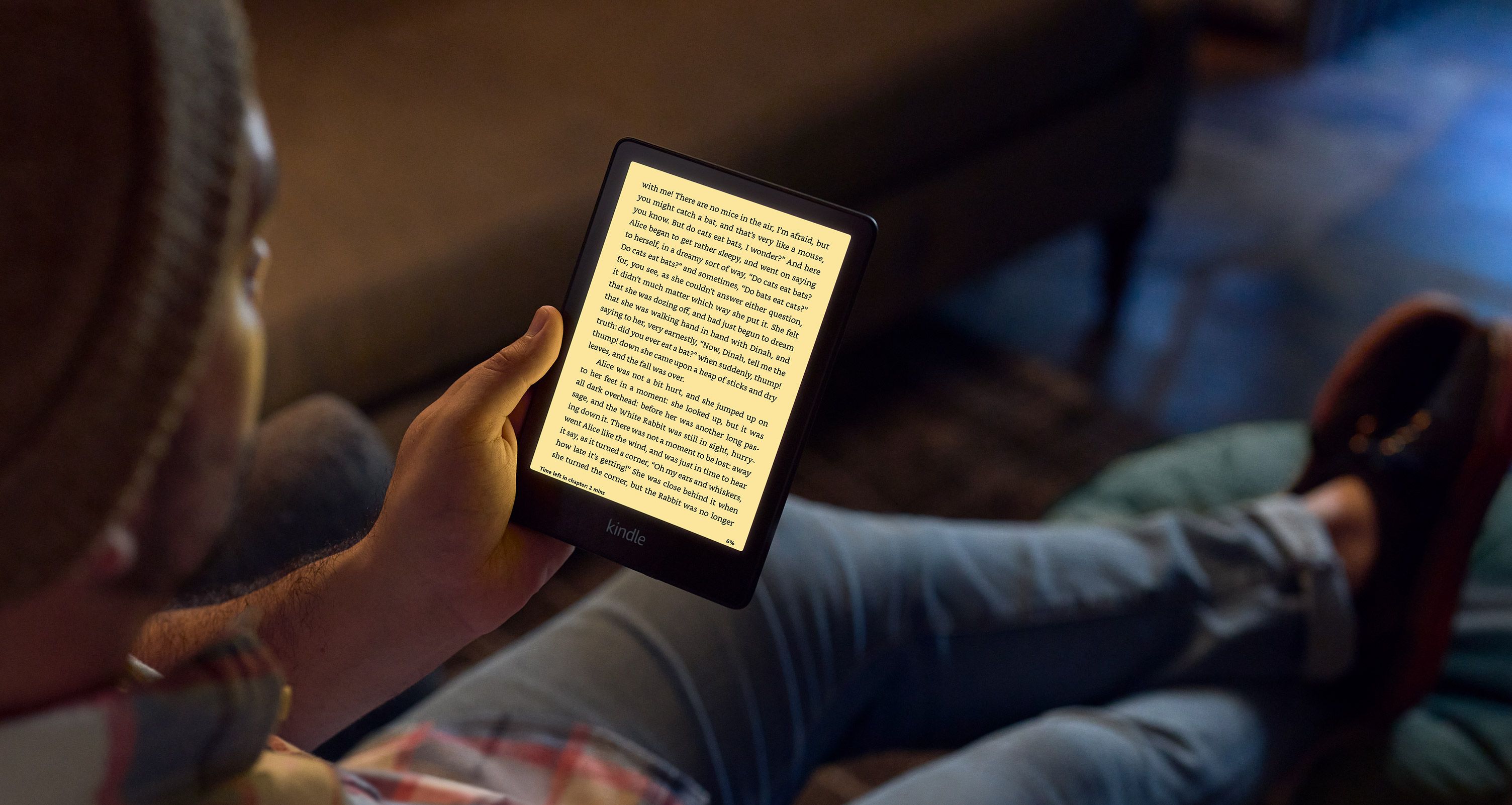 man reading kindle with amber colored display