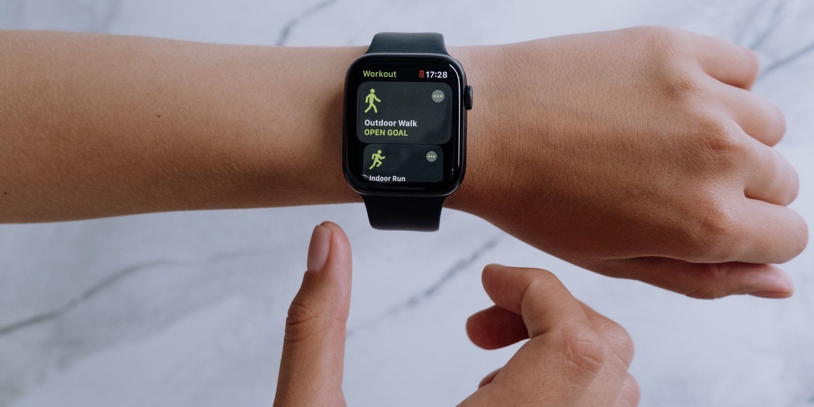 Seseorang dengan Apple Watch di pergelangan tangannya memulai latihan Lari