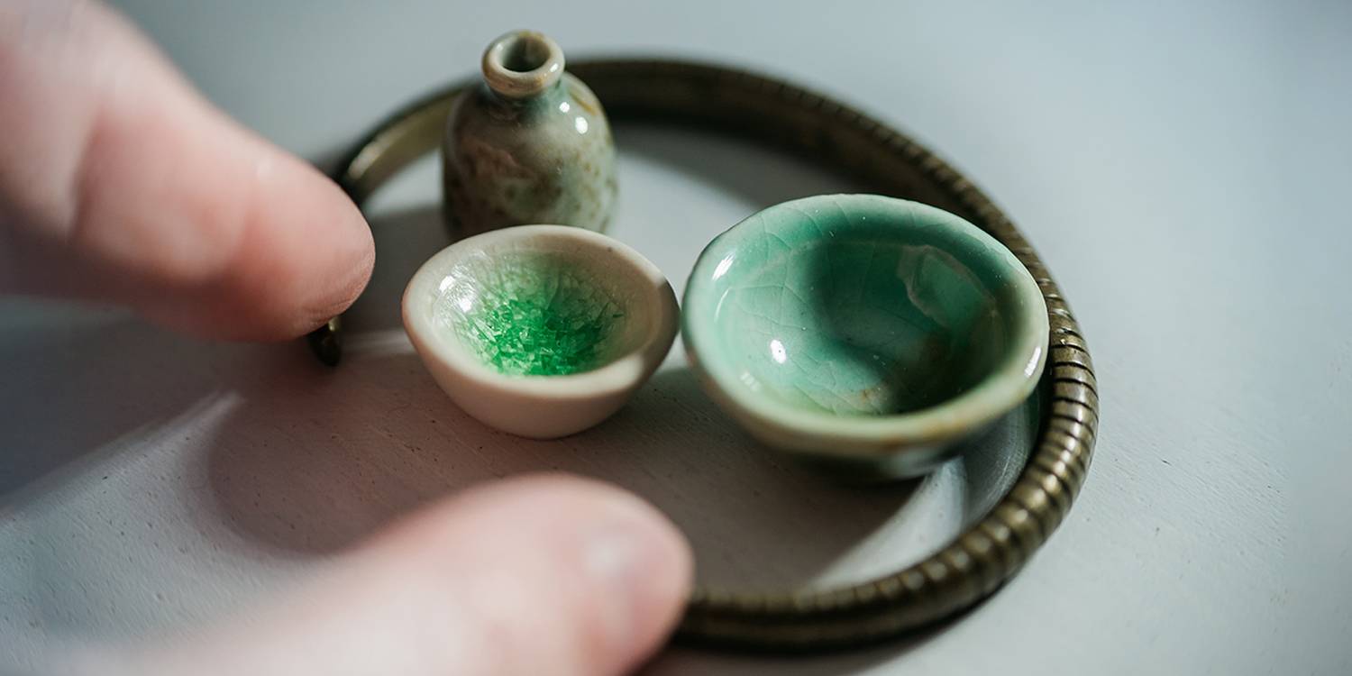 6 روش برای رسیدن به هدف و پیشرفت شغلی در سال جدید 9 small porcelain and bracelet on a desk.jpg?q=50&fit=crop&w=1500&dpr=1 -