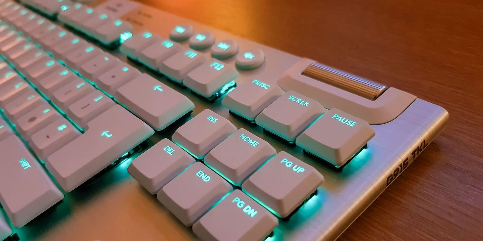 Logitech G915 TKL right view with rgb