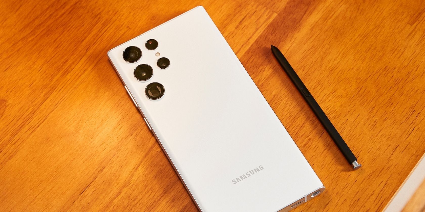 Samsung Galaxy S22 Ultra de couleur blanche à côté du S Pen