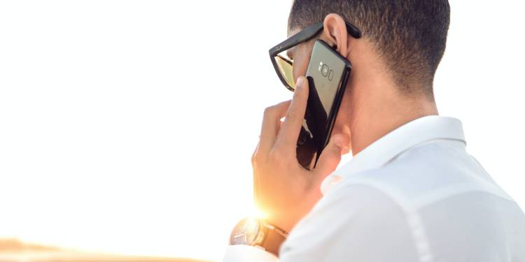 نحوه هک شدن گوشی شما از راه دور و روشهای پیشگیری از آن 4 man making phone call on smartphone.jpg?q=50&fit=crop&w=750&dpr=1 -