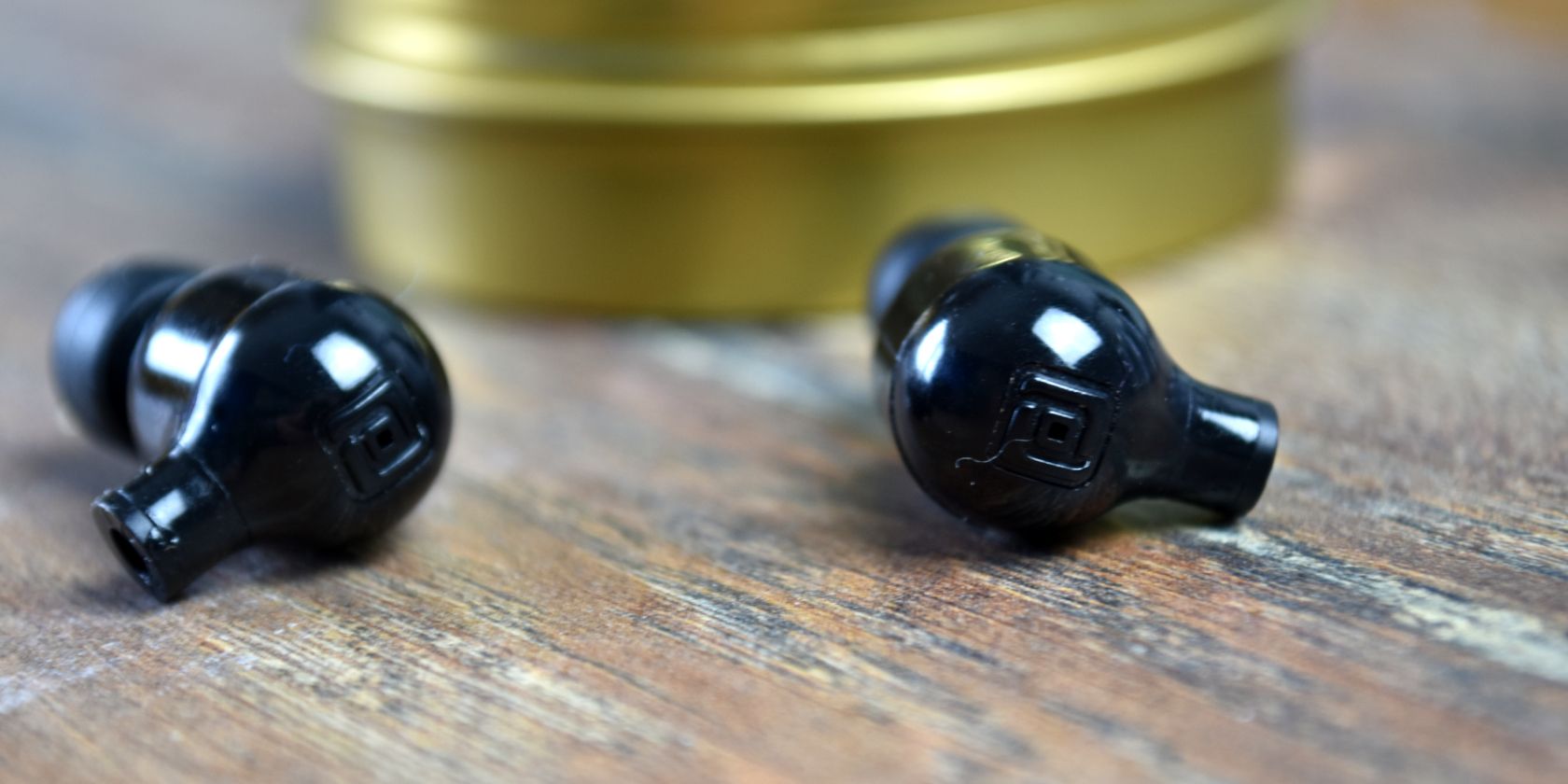 periodic audio carbon iems case buds front logo