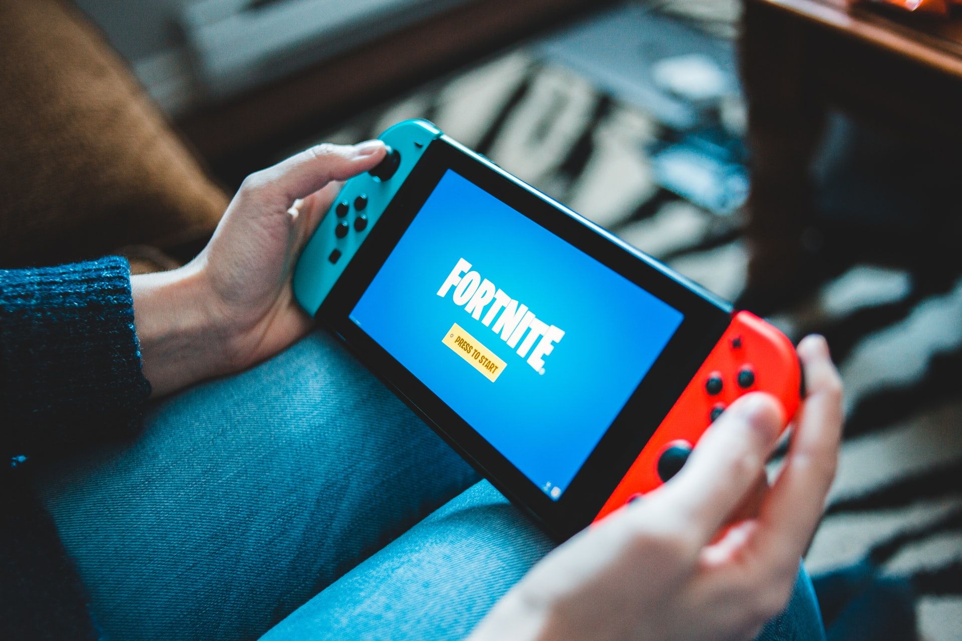 playing fortnite on nintendo switch with blue and red joycons