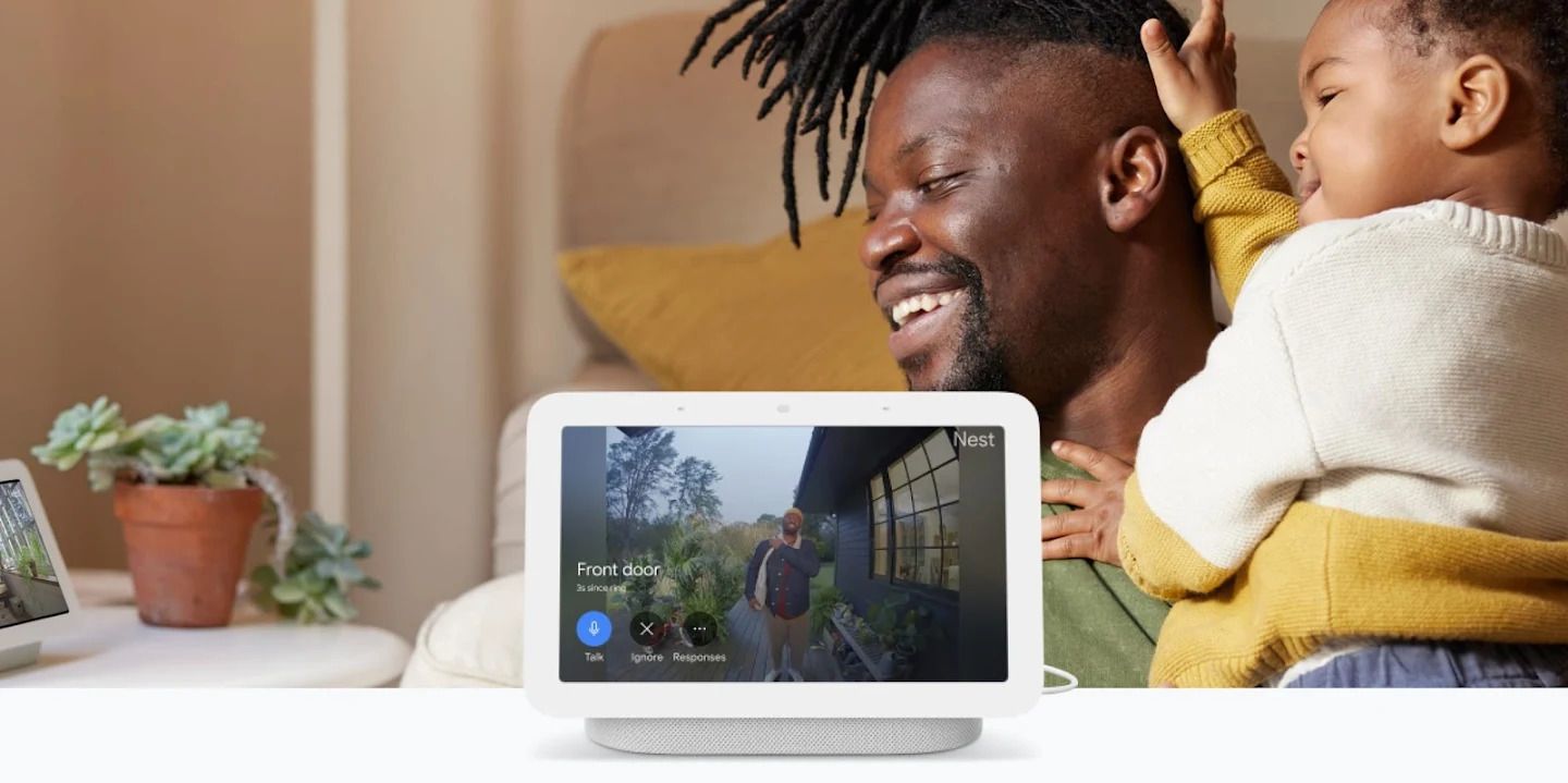 Google Nest Hub در حال پاسخگویی به دوربین زنگ در Nest