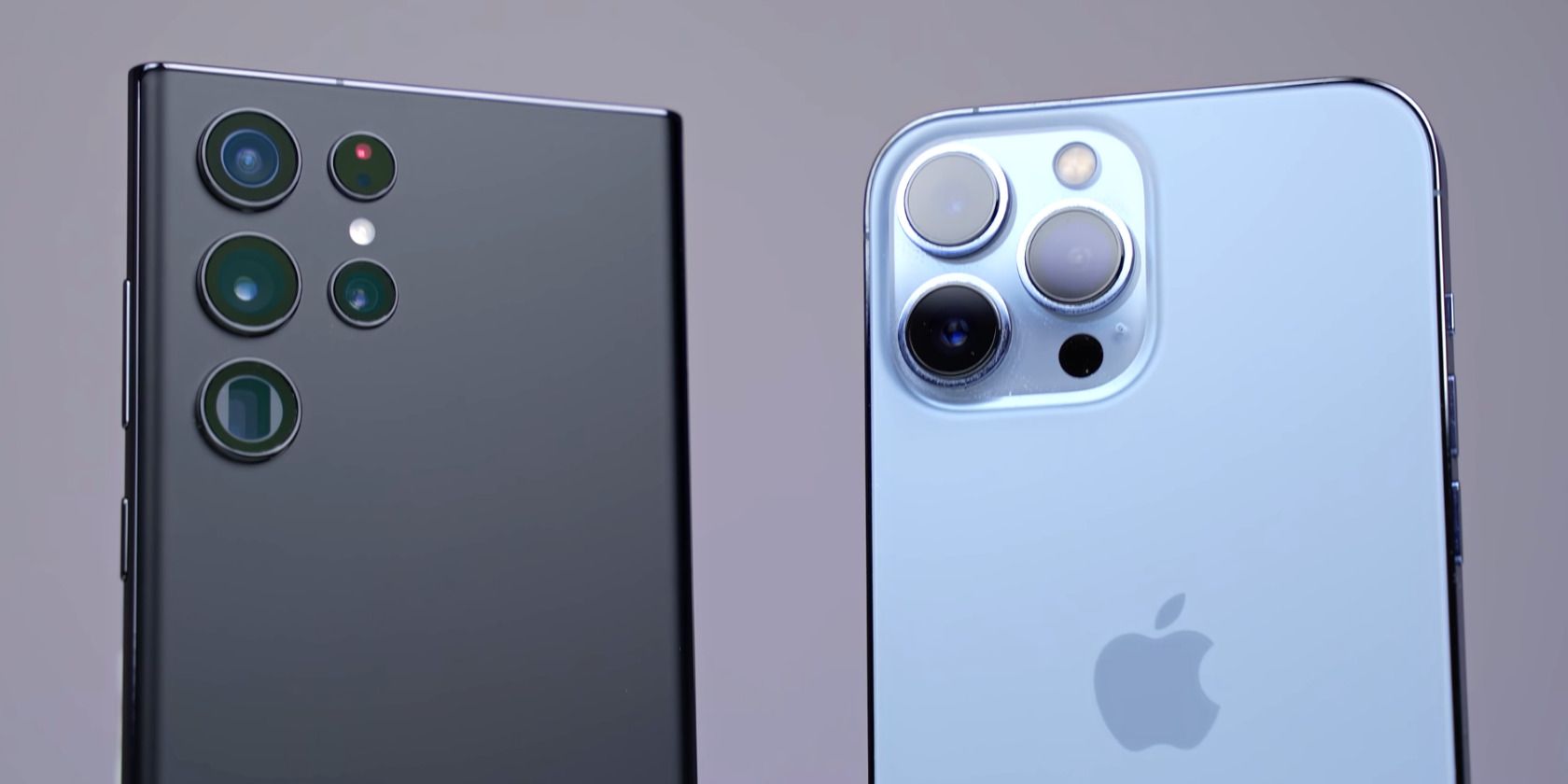 Appareil photo Samsung Galaxy S22 Ultra et appareil photo iPhone 13 Pro Max côte à côte