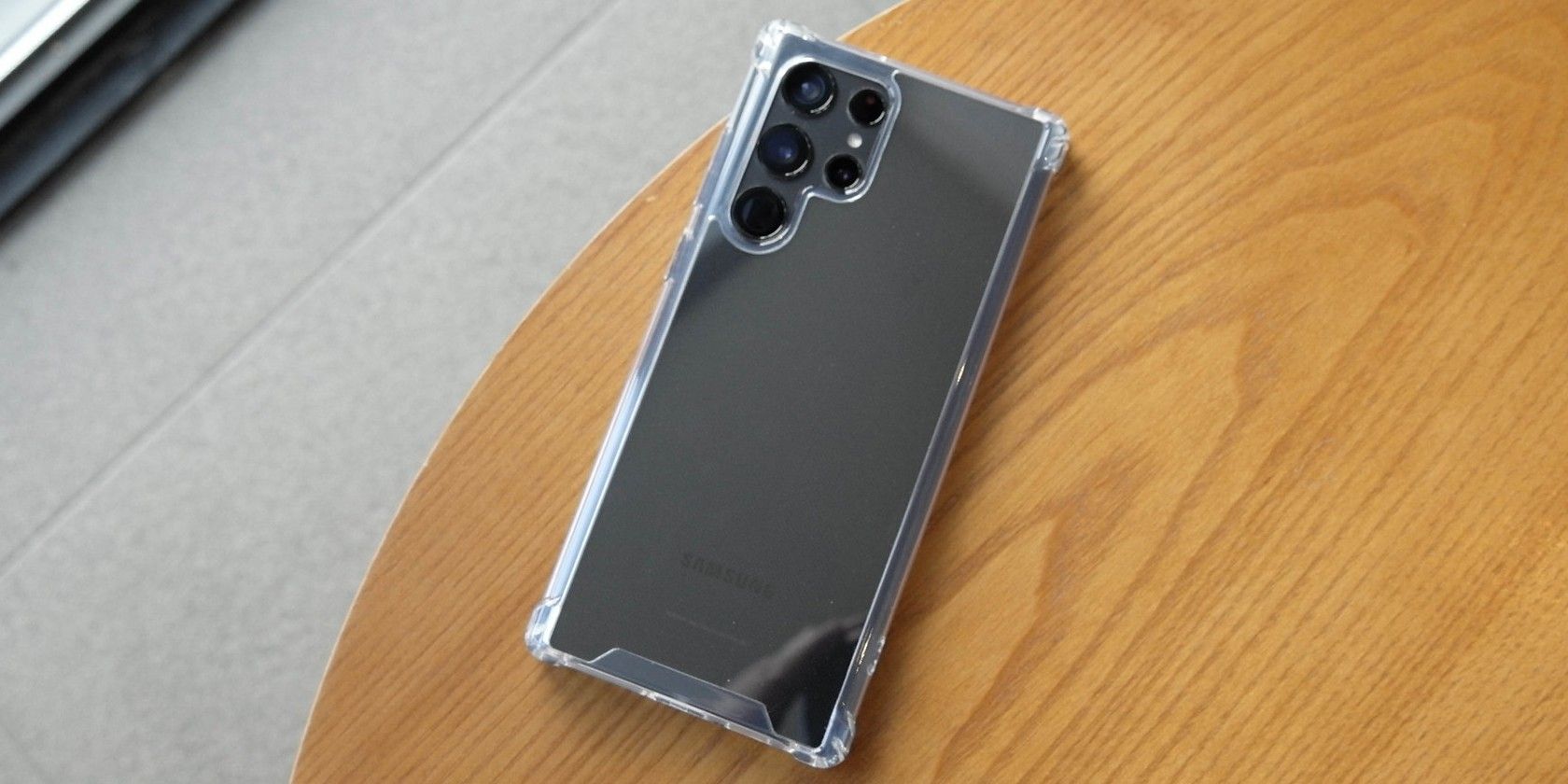 Samsung Galaxy S22 Ultra dans une coque transparente